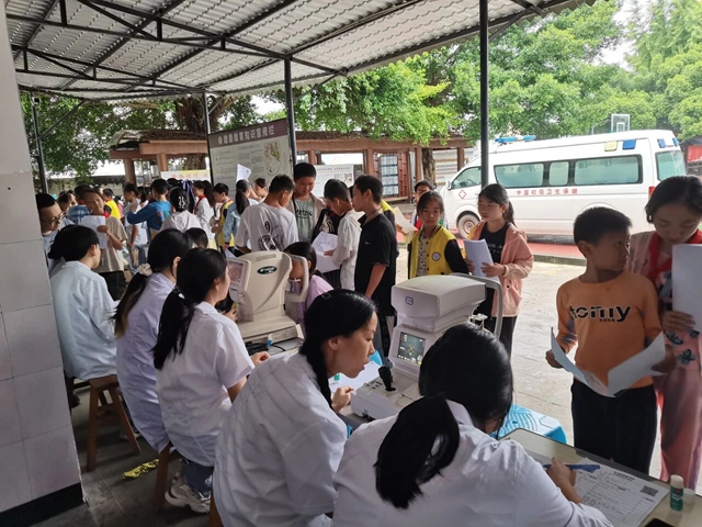 呵护明眸 防控近视 | 合江县中医医院视力筛查与健康巡讲进校园