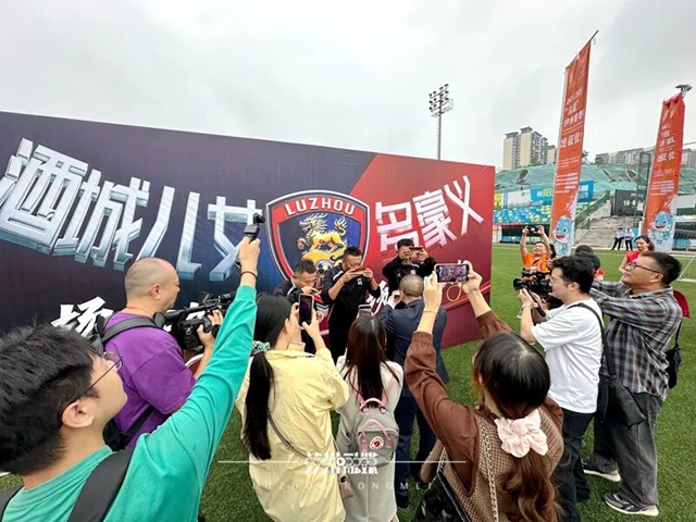 泸州窖香队出征!国足前主教练朱广沪现场打气(图3) 朱3.jpg