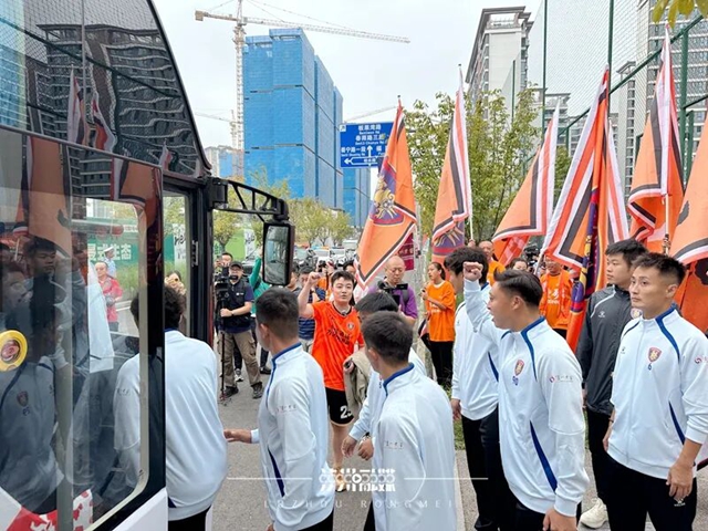 泸州窖香队出征!国足前主教练朱广沪现场打气(图6) 朱6.jpg