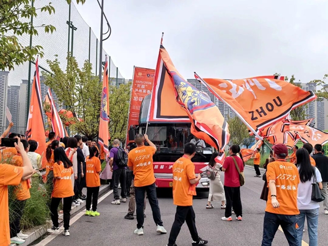 泸州窖香队出征!国足前主教练朱广沪现场打气(图7) 朱7.jpg