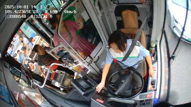 国庆坚守｜泸州公交驾驶员刘菁紧急救助发病乘客