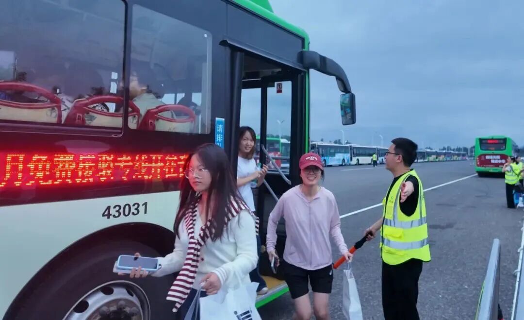 泸州公交情系万家团圆路 保障乐迷畅游行(图5) 5.jpg