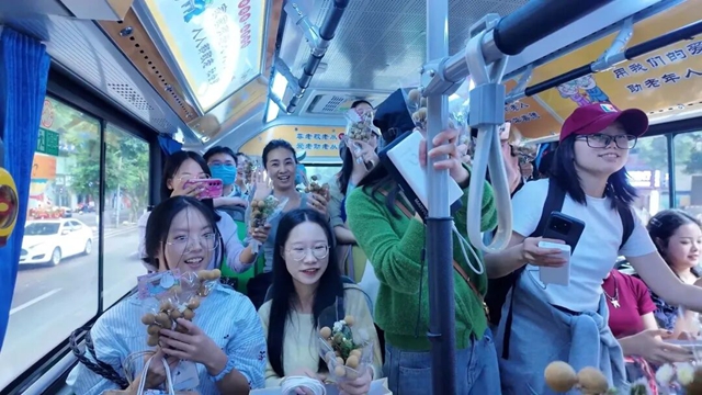 安全运送乐迷15.81万人次!泸州公交高质量完成音乐节运输保障任务(图2) 2.jpg