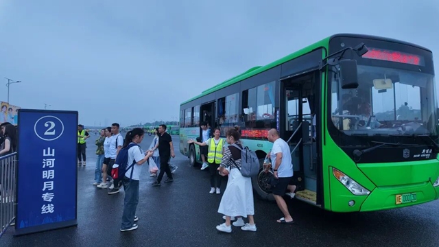安全运送乐迷15.81万人次!泸州公交高质量完成音乐节运输保障任务(图3) 3.jpg