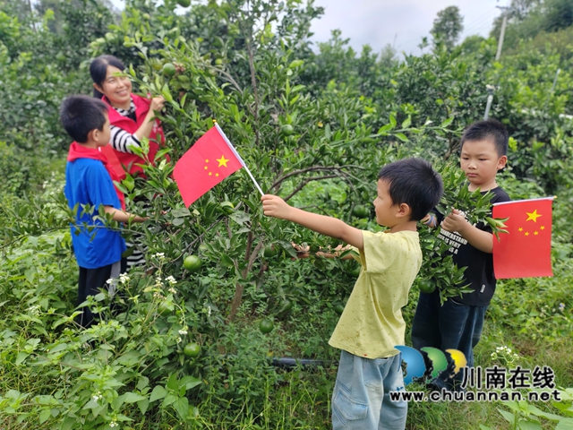 双节同庆果园游，童心探秘果识丰｜泸县玄滩镇关工委组织孩子们到果园探秘