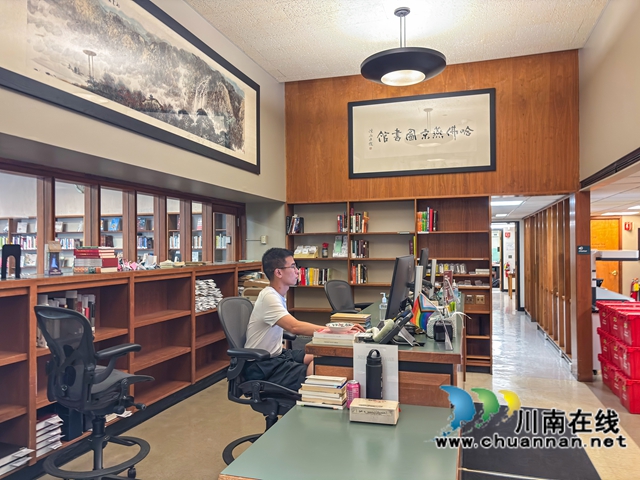 叙永文人向美国哈佛大学哈佛燕京图书馆捐赠10本图书(图13) 哈佛大学燕京图书馆(服务前台) 颜林摄影_IMG_9814-2a.jpg