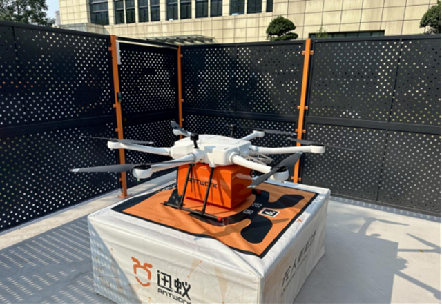 泸州开辟医疗运输空中新通道 成功完成无人机医疗物资运输载物测试