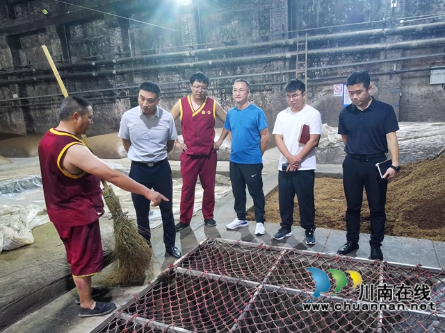 龙马潭区小市街道联合长开区酒业发展促进局筑牢安全防线