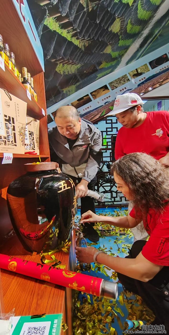 非遗与银发结缘 实体与公益双向赋能 I 四川好人缘银发大学银发经济宣传消费服务中心暨“五比一酱油”开坛仪式启动(图19) 64013.jpg