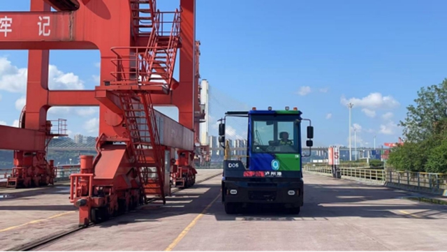 泸州港无人驾驶新能源集卡正式批量投入港口生产运营(图2) 机2.jpg