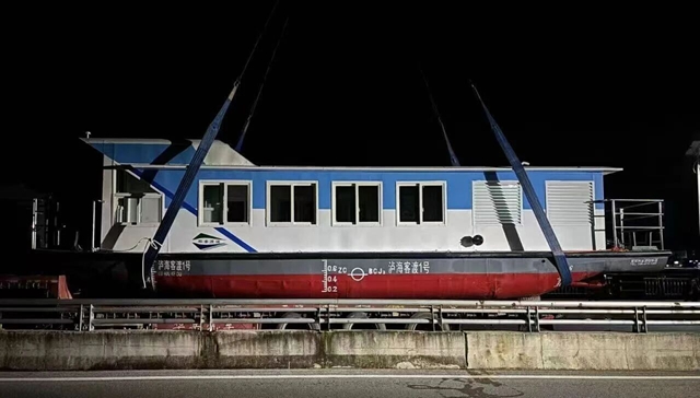 泸县两艘平安渡运客运新船顺利下水,预计下月投运(图2) 船2.jpg