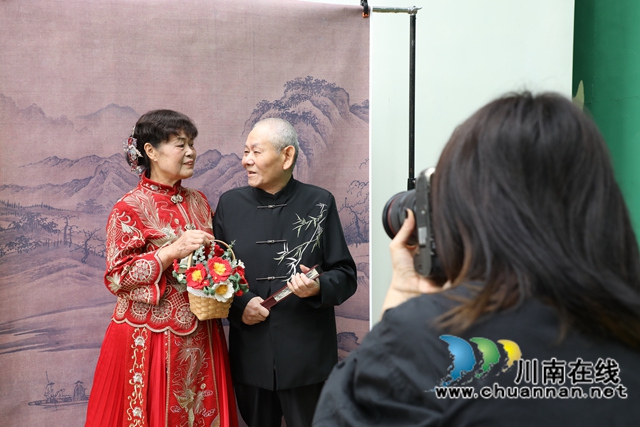 摄影志愿者为老年夫妻拍摄婚拍照片.JPG