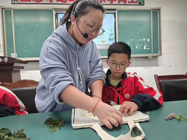 泸县喻寺镇喻寺中心小学校:敲一敲,把草药“种”在帆布上!(图4) 4.jpg