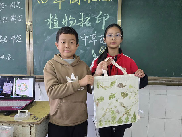 泸县喻寺镇喻寺中心小学校:敲一敲,把草药“种”在帆布上!(图6) 6.jpg