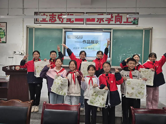 泸县喻寺镇喻寺中心小学校:敲一敲,把草药“种”在帆布上!(图7) 7.jpg