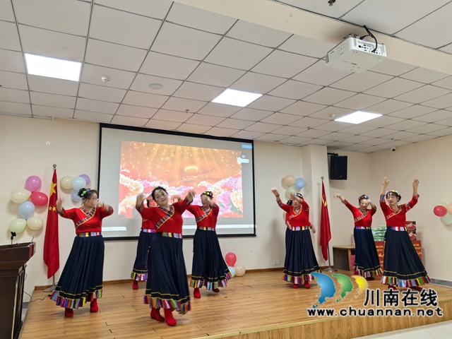 泸县龙城义工协会开展重阳节慰问老年人活动(图2) 《最美的歌儿献给妈妈》(曾佐然摄).jpg