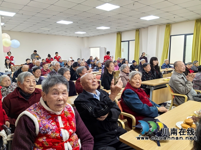 泸县龙城义工协会开展重阳节慰问老年人活动(图4) 九曲时光老人观看节目(曾佐然摄).jpg