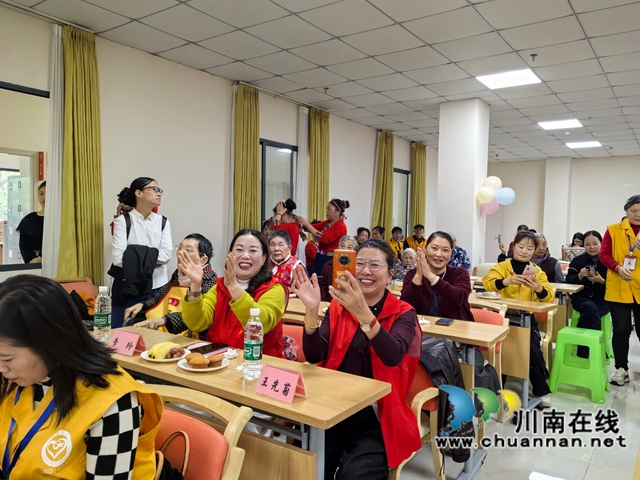 泸县龙城义工协会开展重阳节慰问老年人活动(图3) 高兴地观看节目(曾佐然摄).jpg