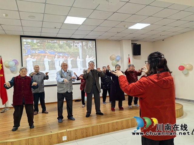 泸县龙城义工协会开展重阳节慰问老年人活动(图6) 老人们跳起健身操1(曾佐然摄).jpg