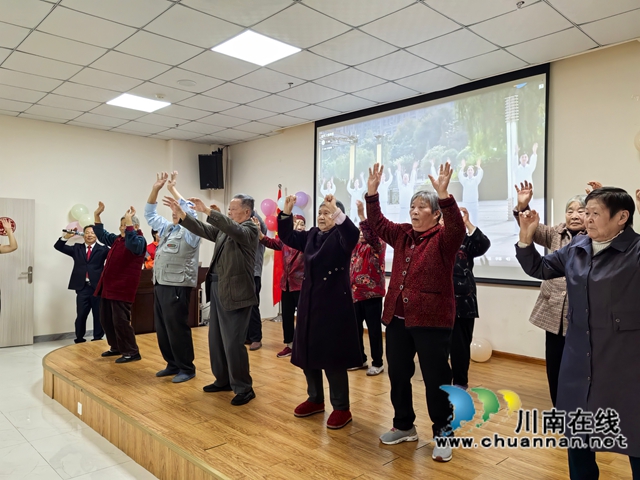 泸县龙城义工协会开展重阳节慰问老年人活动(图5) 老人们跳起健身操(曾佐然摄).jpg