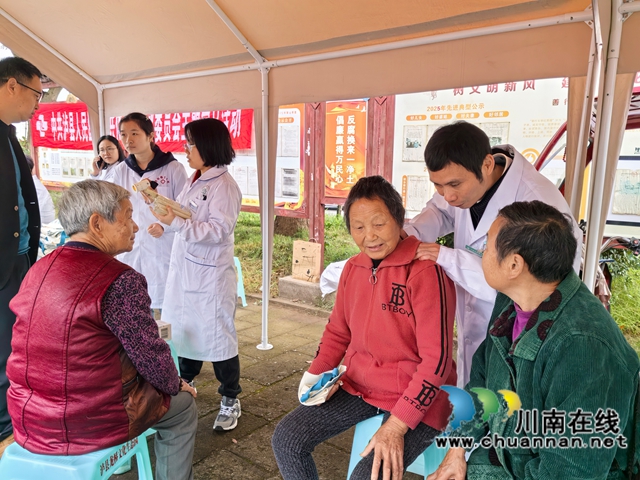 情暖龙桥 爱满重阳|泸县“龙门阵”月末剧场走进龙桥社区开展九九重阳节主题活动(图8) 为老人们提供诊疗服务(曾佐然摄).jpg