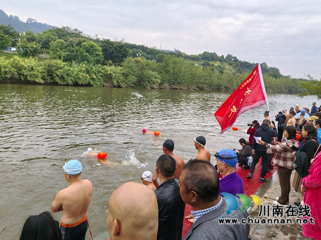 乘风破浪“泳”争先|泸县游泳爱好者联谊会成立十二周年庆典活动举行(图2) 泸县游泳爱好者联谊会成立第十二周年游泳比赛现场(曾佐然摄).jpg