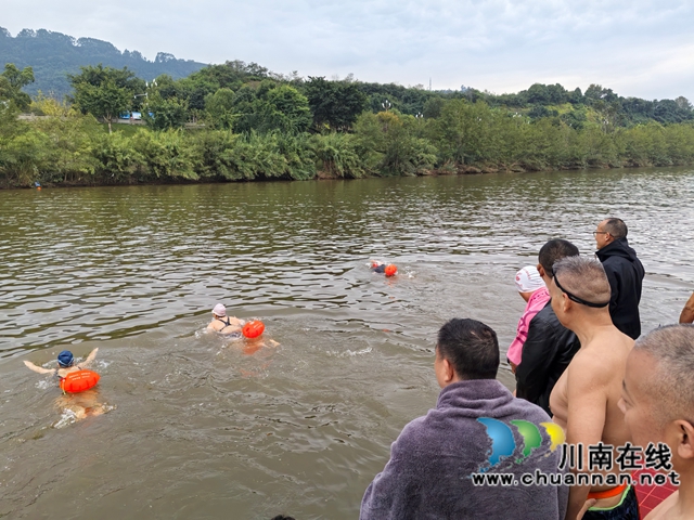 乘风破浪“泳”争先|泸县游泳爱好者联谊会成立十二周年庆典活动举行(图3) 比赛现场(曾佐然摄).jpg