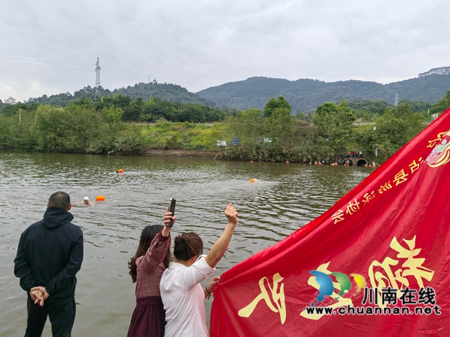 乘风破浪“泳”争先|泸县游泳爱好者联谊会成立十二周年庆典活动举行(图4) 比赛现场1(曾佐然摄).jpg