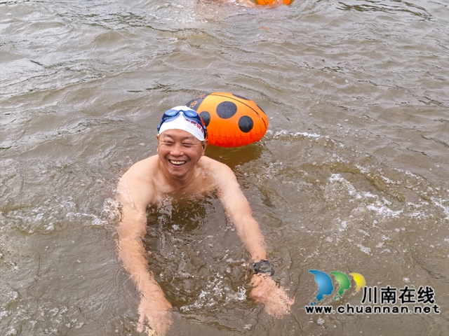 乘风破浪“泳”争先|泸县游泳爱好者联谊会成立十二周年庆典活动举行(图8) 劈波斩浪(曾佐然摄).jpg