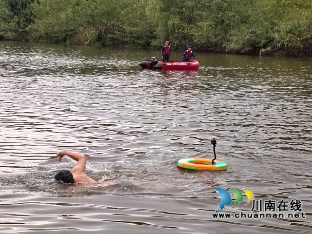 乘风破浪“泳”争先|泸县游泳爱好者联谊会成立十二周年庆典活动举行(图9) 飞豹救援队提供安全保障(曾佐然摄).jpg