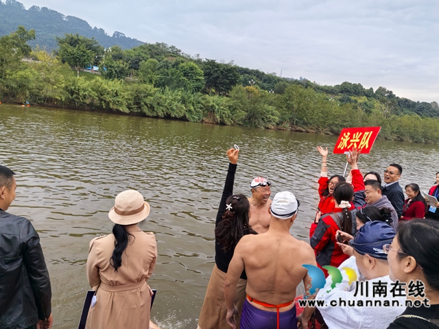 乘风破浪“泳”争先|泸县游泳爱好者联谊会成立十二周年庆典活动举行(图10) 啦啦队(曾佐然摄).jpg