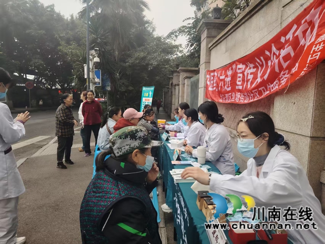 龙马潭区鱼塘街道云华山社区开展“九九重阳节·义诊送安康——关爱长辈健康行动