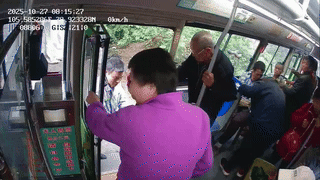 搀扶暖人心,敬老显担当——泸州公交暖心服务不停步(图3) 3.gif