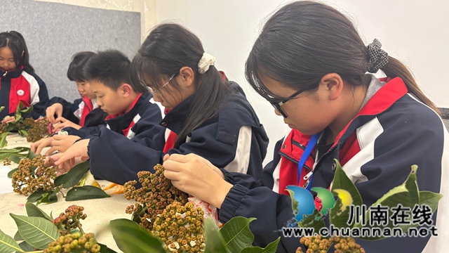 一堂跨越千年的劳动课——纳溪护国中学学子寻茱记:让传统文化“飘香”重阳(图7) 微信图片_20251029100804.jpg
