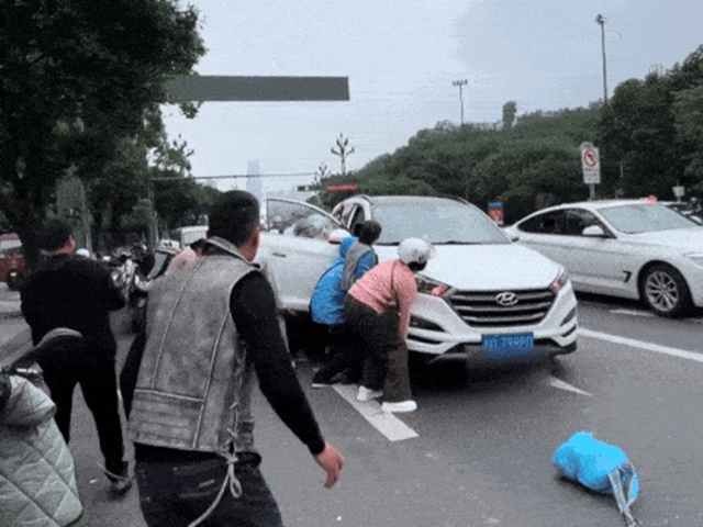 老人被卷入车底!宜宾20多名路人英雄抬车救人!(图3) 6403.jpg