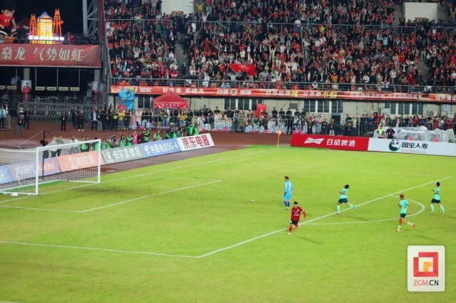 从0:2到4:2!一场球,一座城的沸腾之夜(图3) 3.jpg