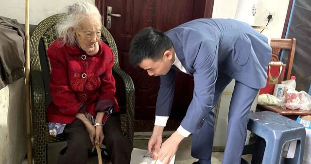 “情暖重阳 关爱相伴”——泸州福欣医院党支部开展系列敬老爱老活动(图2) 2.jpg