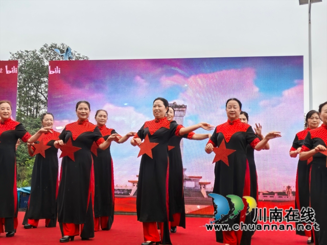 泸县云龙镇云丰村举行慈善事业高质量发展试点项目结项成效展示活动(图3) 舞蹈表演(曾佐然摄).jpg