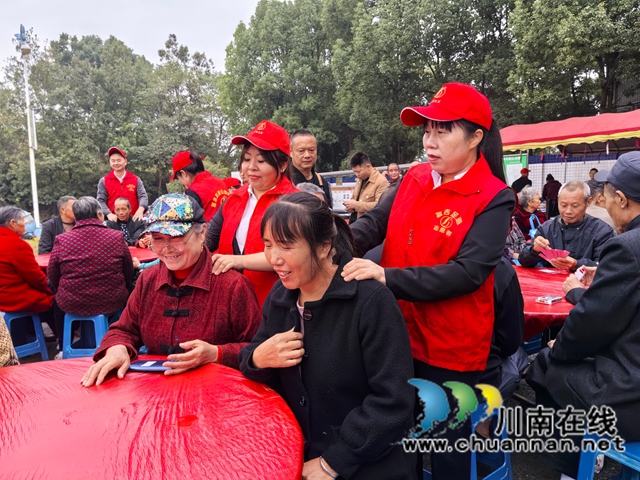 泸县云龙镇云丰村举行慈善事业高质量发展试点项目结项成效展示活动(图4) 义务按摩(曾佐然摄).jpg