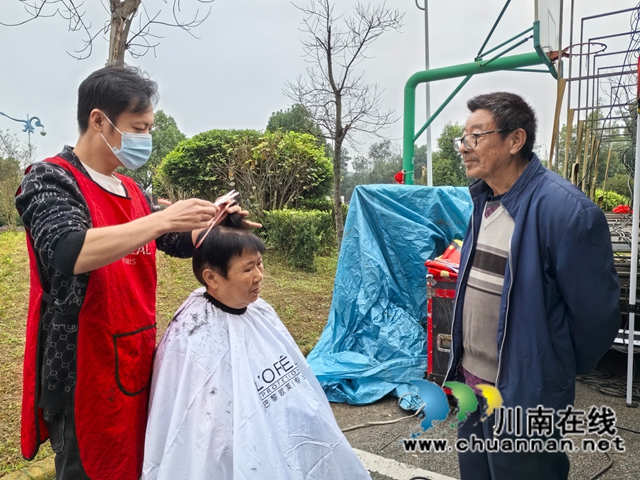 泸县云龙镇云丰村举行慈善事业高质量发展试点项目结项成效展示活动(图6) 爱心义剪(曾佐然摄).jpg