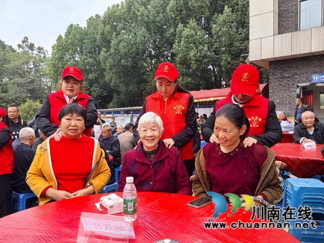 泸县云龙镇云丰村举行慈善事业高质量发展试点项目结项成效展示活动(图5) 爱心按摩(曾佐然摄).jpg