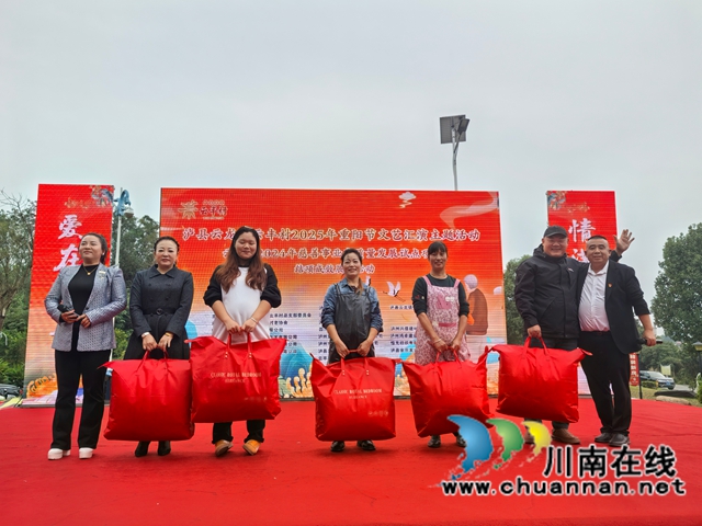 泸县云龙镇云丰村举行慈善事业高质量发展试点项目结项成效展示活动(图9) 获得二等奖棉被(曾佐然摄).jpg