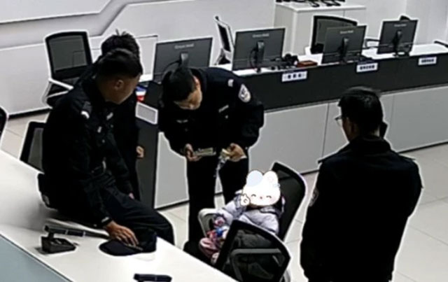 泸州2岁萌娃深夜“离家出走” ，派出所秒变“临时托儿所”​