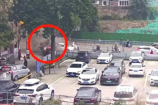 内江城区一车辆突然起火！危急时刻，他们挺身而出