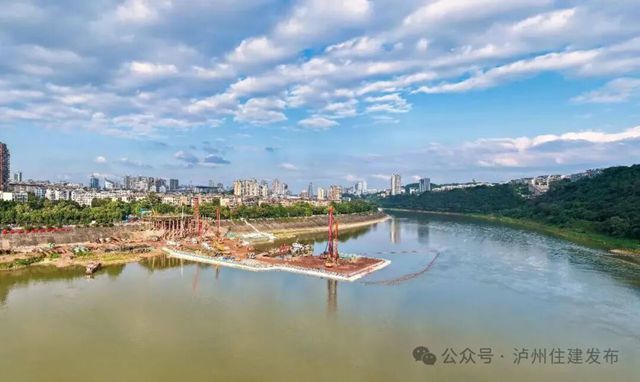 枯水期的沱江水位已降至最低 龙透关沱江大桥启动水下基础施工