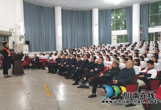 红色文化润校园 革命精神育英才|泸县红色文化进校园系列活动走进泸县一中校园(图1) 红色故事宣讲现场场景.jpg