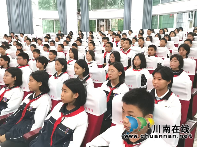 红色文化润校园 革命精神育英才|泸县红色文化进校园系列活动走进泸县一中校园(图5) 学生们聆听红色故事.jpg