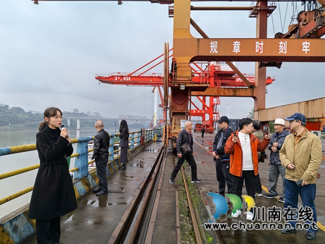 在泸州港调研（曾佐然摄）.jpg