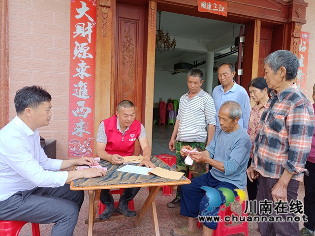 泸州丰睿达劳务劳务专合社劳务经纪人张陶（左二）为部分社员现场结算工资.jpg
