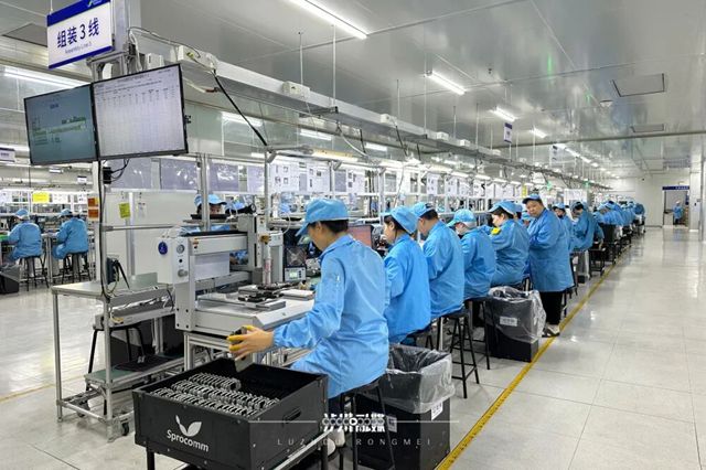 新一批“泸州造”加紧备货中:千人车间忙赶单,客户驻厂等交货(图1) 造1.jpg